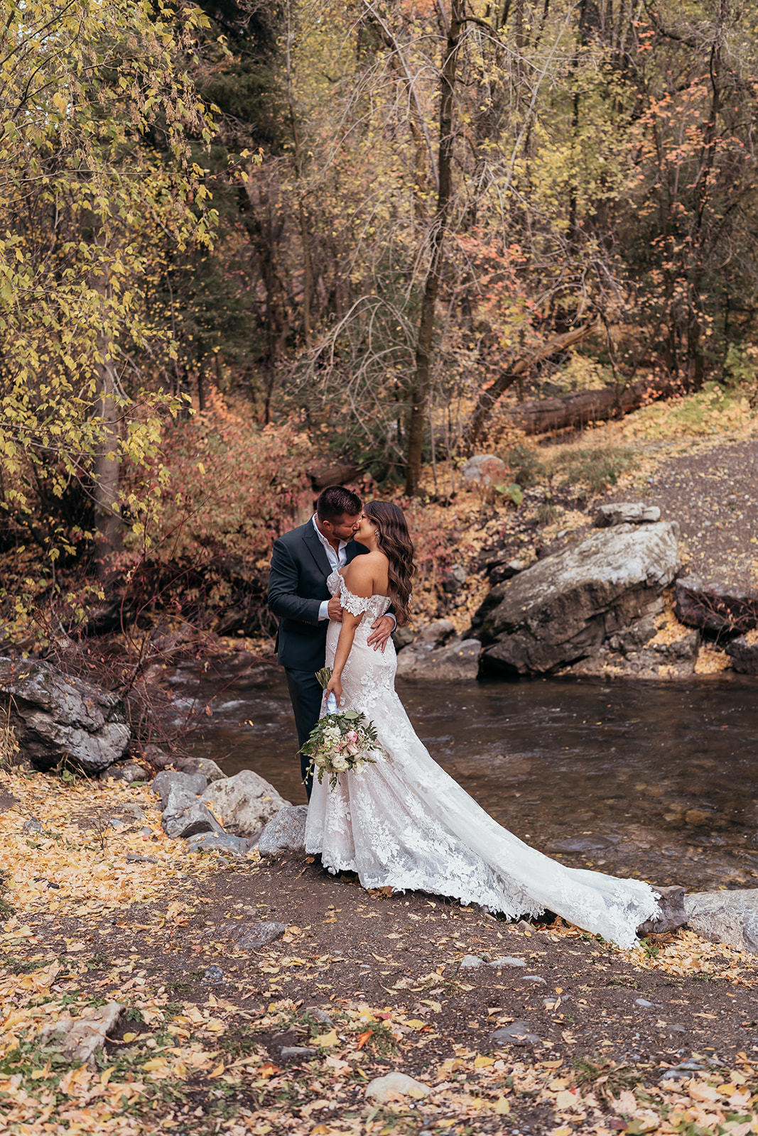 Couple eloping at sunset in Utah canyon – All-Inclusive Elopement Package in the US