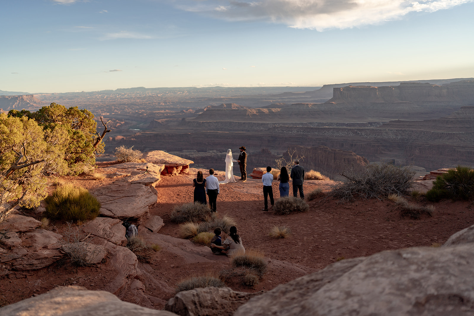  An intimate wedding ceremony with a small group of family and friends-elopement package in the Utah